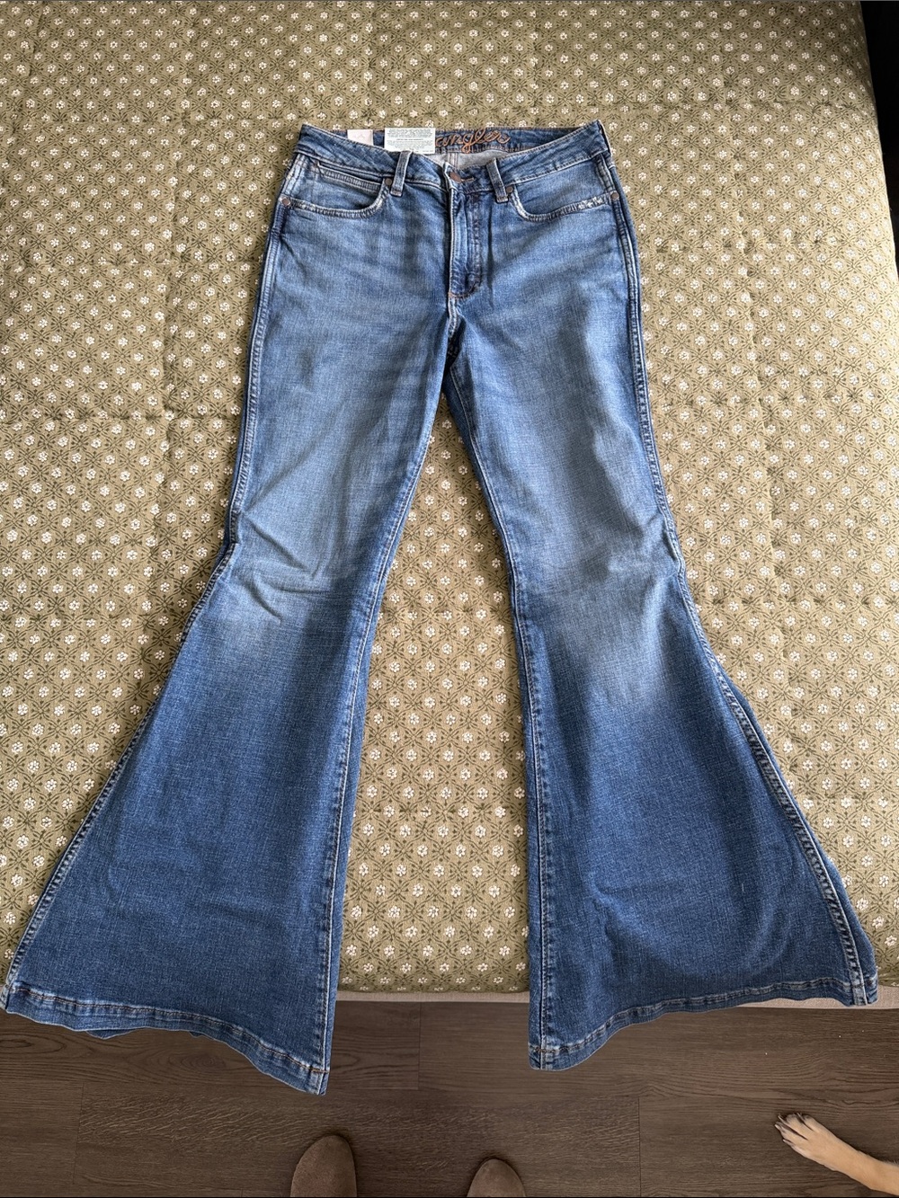 Wranglers Women’s Flared Blue Jeans - Classic Denim